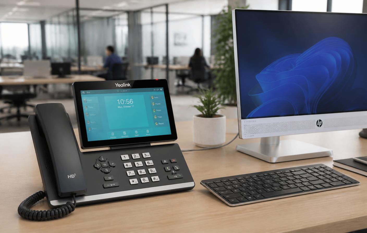 Bureau moderne équipé d'un poste IP Yealink à écran tactile et d'un ordinateur HP tout-en-un